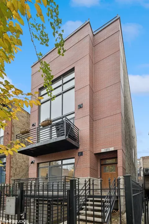 1372 N Dean St #1, Chicago, IL 60622