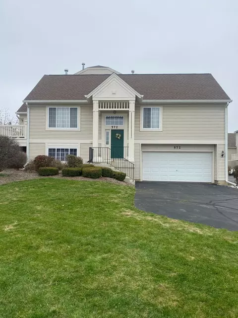572 Cary Woods Cir, Cary, IL 60013