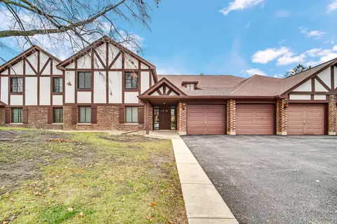 1716 Lakecliffe Dr #B, Wheaton, IL 60189