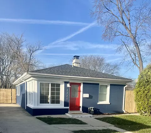 2221 Foster St, Evanston, IL 60201
