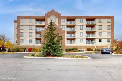 175 W Brush Hill Rd #305, Elmhurst, IL 60126