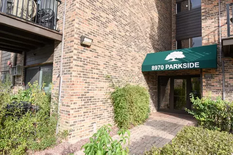 8970 N Parkside Ave #202, Des Plaines, IL 60016