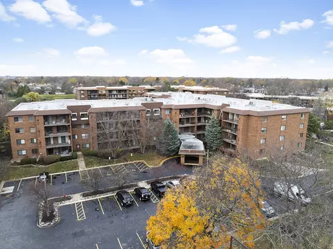 51 Old Oak Dr #200, Buffalo Grove, IL 60089