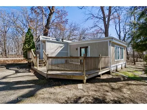 23 Captains Cv, Lakemoor, IL 60051