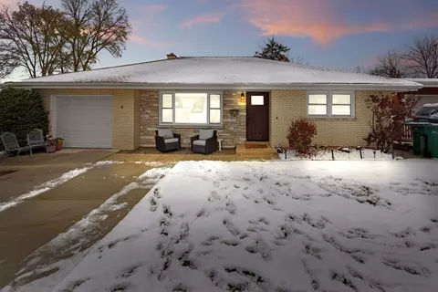 9 W Division St, Lemont, IL 60439