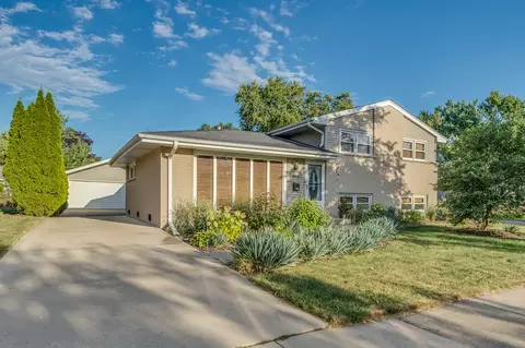 903 N Stratford Rd, Arlington Heights, IL 60004