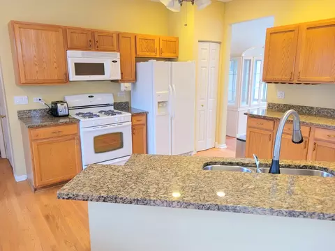 236 Cedarfield Dr, Bartlett, IL 60103 photo 9