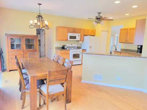 236 Cedarfield Dr, Bartlett, IL 60103 photo 8