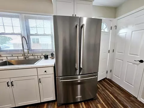 Kitchen - 213 S Mclean Blvd, Elgin, IL 60123 photo 4 of 7
