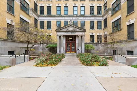 559 W Surf St #304, Chicago, IL 60657