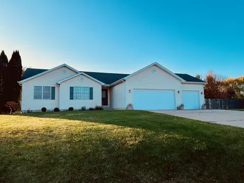 5806 S Indian Trl, Rochelle, IL 61068