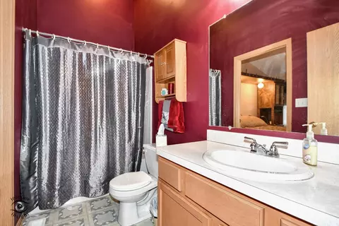 Bath - 1420 Fox Hound Trl, Beecher, IL 60401 photo 2 of 3