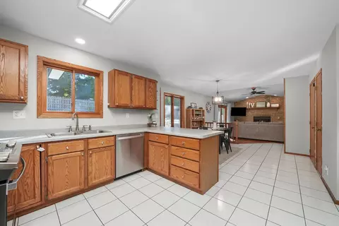 Kitchen - 4902 Hickory Way, Johnsburg, IL 60051 photo 4 of 5