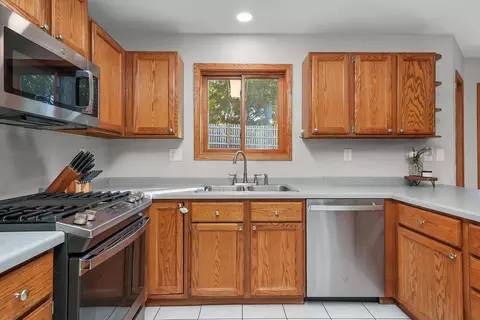 Kitchen - 4902 Hickory Way, Johnsburg, IL 60051 photo 3 of 5