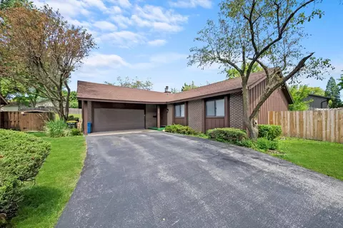 566 Lakeview Ct, Roselle, IL 60172
