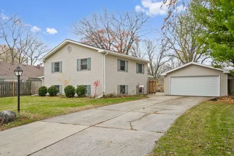 11 Knollwood Dr, Montgomery, IL 60538