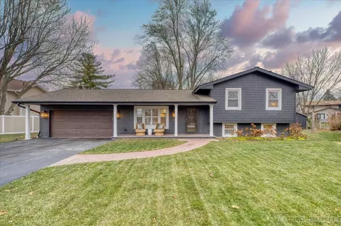 1704 Radnor Ct, Geneva, IL 60134