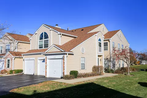 21 Taft Ct #A, Streamwood, IL 60107