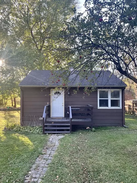 38464 N 8th St, Spring Grove, IL 60081