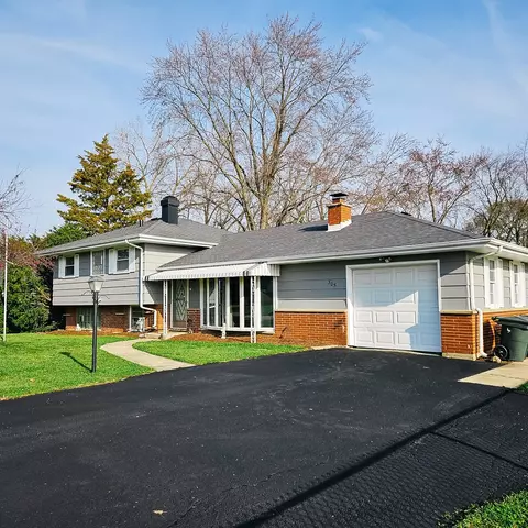 305 S Beck Rd, Lindenhurst, IL 60046