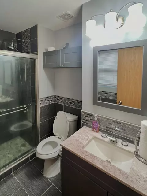 Bath - 5800 Lake Pointe Dr, Plainfield, IL 60586 photo 3 of 3