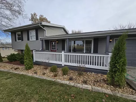 8398 Surrey Cir, Bloomington, IL 61705