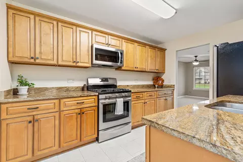 449 Cromwell Cir #4, Bartlett, IL 60103 photo 4