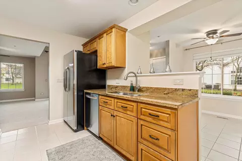 449 Cromwell Cir #4, Bartlett, IL 60103 photo 5