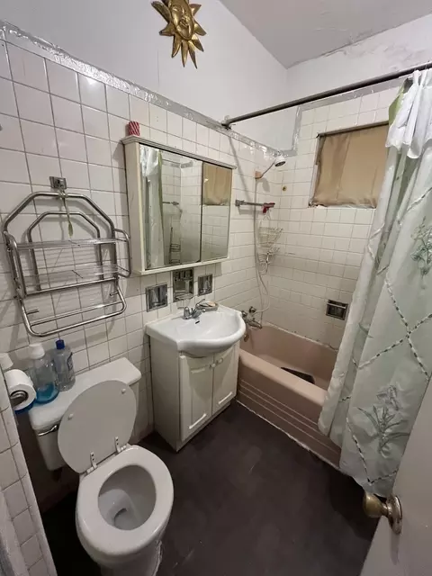 Bath - 11722 S State St, Chicago, IL 60628 photo 1 of 1