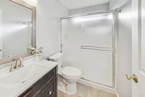 Bath - 79 Stable Way, Lindenhurst, IL 60046 photo 3 of 5