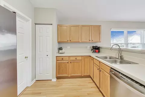 Kitchen - 79 Stable Way, Lindenhurst, IL 60046 photo 2 of 2