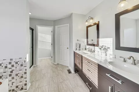 Bath - 79 Stable Way, Lindenhurst, IL 60046 photo 1 of 5