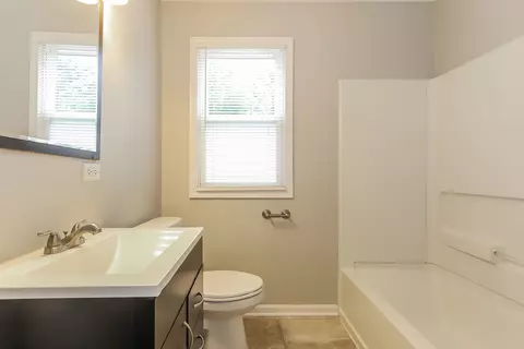 Bath - 1171 Lawrence Ave, Elgin, IL 60123 photo 2 of 2