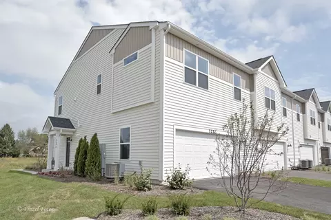 121 Kingsport Dr, South Elgin, IL 60177