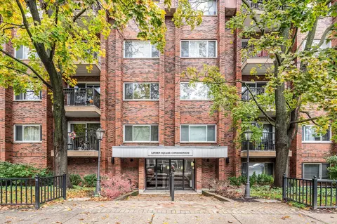 420 Linden Ave #303, Wilmette, IL 60091