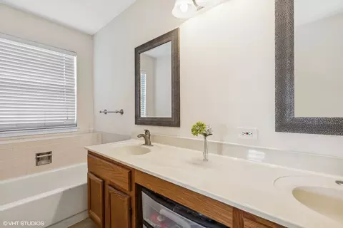 Bath - 565 Surrey Ridge Dr, Cary, IL 60013 photo 2 of 5