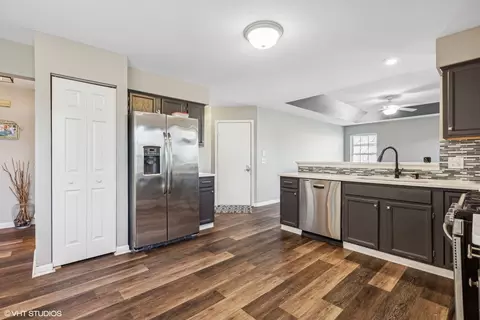 Kitchen - 565 Surrey Ridge Dr, Cary, IL 60013 photo 2 of 4