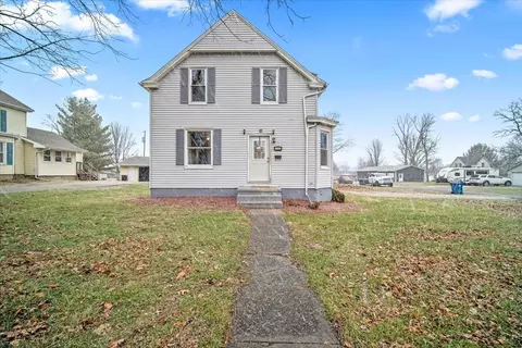 297 S Sycamore St, El Paso, IL 61738