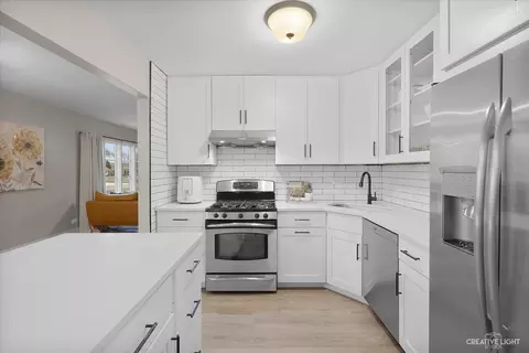 Kitchen - 395 Westview St, Hoffman Estates, IL 60169 photo 2 of 4