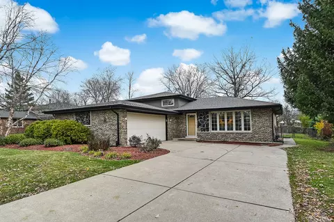 9 S215 Kearney Rd, Downers Grove, IL 60516