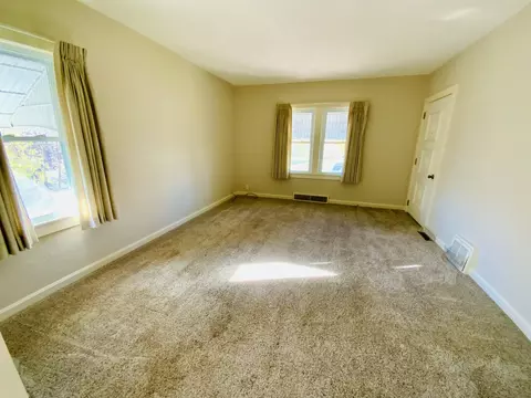 Living - 2128 Fields Pl, Ottawa, IL 61350 photo 2 of 4