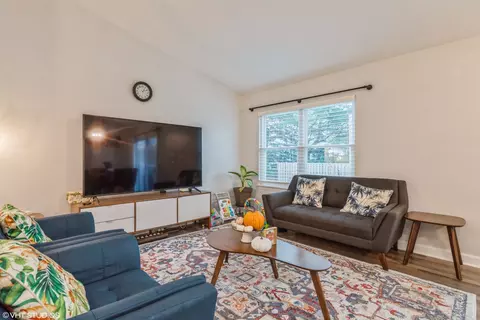 Living - 905 Red Coach Ln, Algonquin, IL 60102 photo 2 of 2