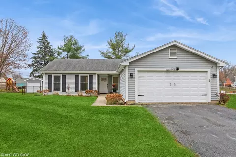 905 Red Coach Ln, Algonquin, IL 60102