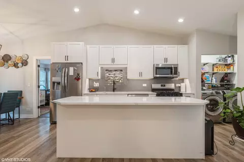 Kitchen - 905 Red Coach Ln, Algonquin, IL 60102 photo 1 of 3
