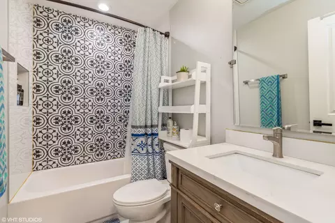 Bath - 905 Red Coach Ln, Algonquin, IL 60102 photo 1 of 4