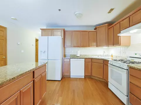 Kitchen - 32 E Hattendorf Ave #2B, Roselle, IL 60172 photo 3 of 4