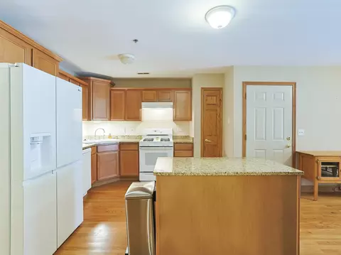 Kitchen - 32 E Hattendorf Ave #2B, Roselle, IL 60172 photo 1 of 4