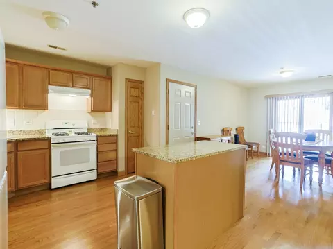 Kitchen - 32 E Hattendorf Ave #2B, Roselle, IL 60172 photo 4 of 4