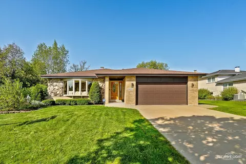 8232 Cromwell Ave, Woodridge, IL 60517