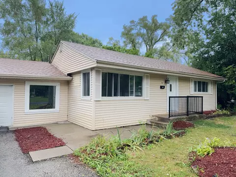 30 Golfview Rd, Lake Zurich, IL 60047